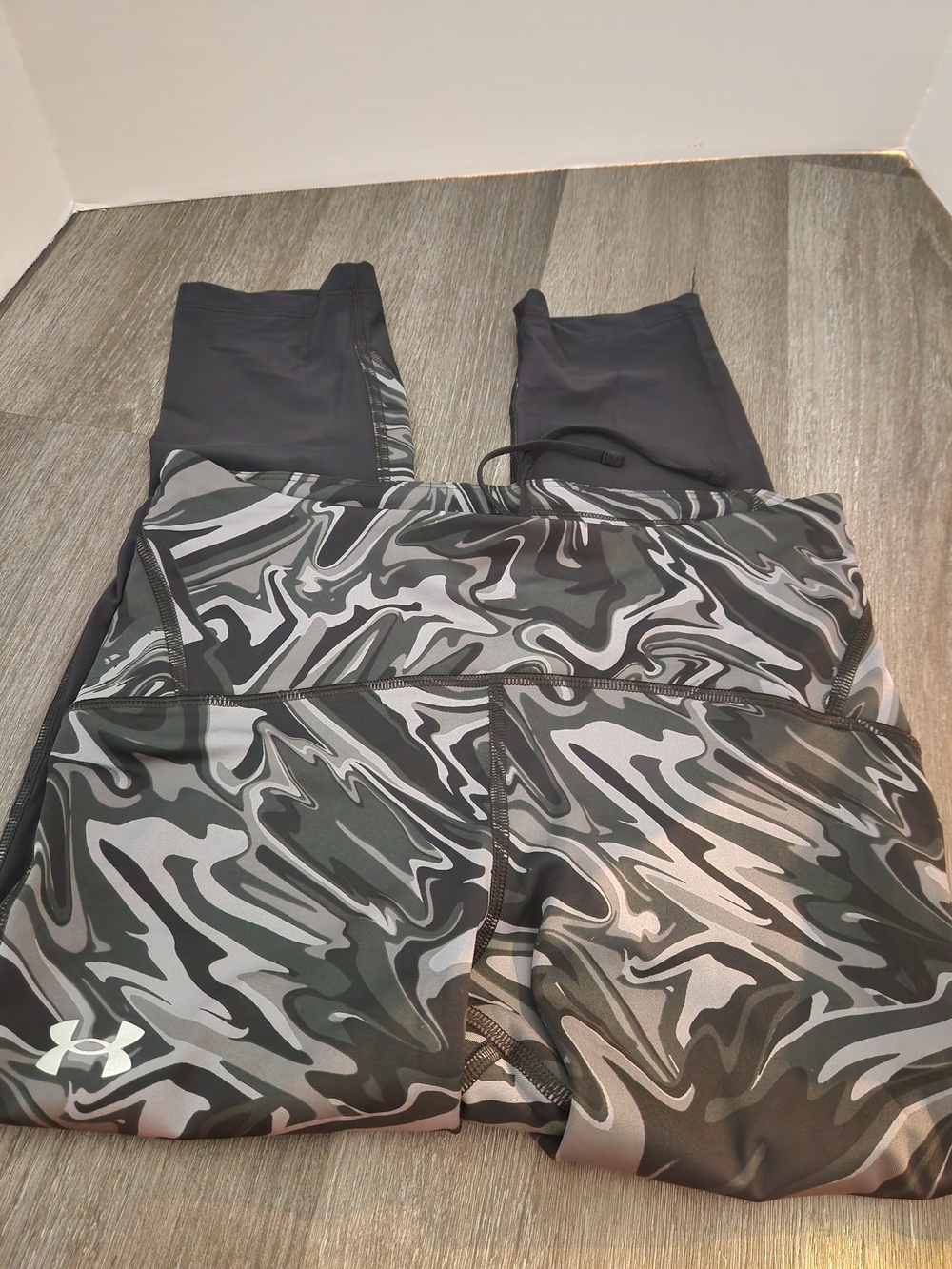 Under Armour Women’s Black & Gray Swirl Camo Leggings